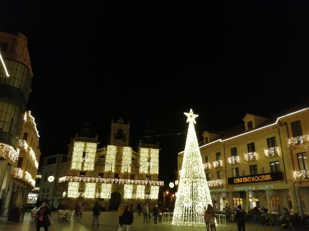 ✨✨Y hasta el domingo 16 de enero seguirá el encendido de las luces en nuestra Plaza Mayor y cercanías. ✨✨
¡¡¡Porque Astorga sigue brillando!!!
#JuntosBrillamosMas
#ferrerorocher
#astorga