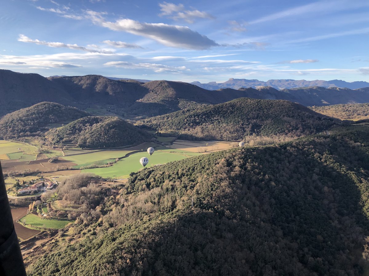 Voldecoloms's tweet photo. Fent un tomb entre la serra de Santa Llúcia de Trenteres, el #volcà Rocanegra, el volcà del Puig Subià i el #volcàSantaMargarida
·
@visitsantapau 
·
#santapau #lagarrotxa #naturalesa https://t.co/jf6ndfIXTE