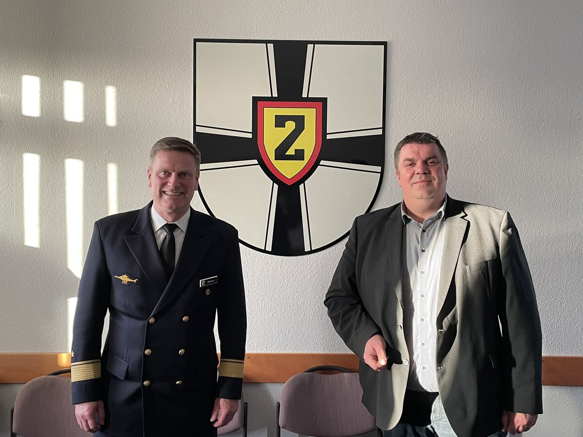Der Oberbürgermeister Carsten Feist und ich wollen gemeinsam den #Soldatin|nen und #Soldat|en der #Einsatzflottille2 das Ankommen und Leben in der schönen #Hafenstadt #Wilhelmshaven erleichtern. Es ist mir ein persönliches Anliegen, da ich selbst hier in aufgewachsen bin.