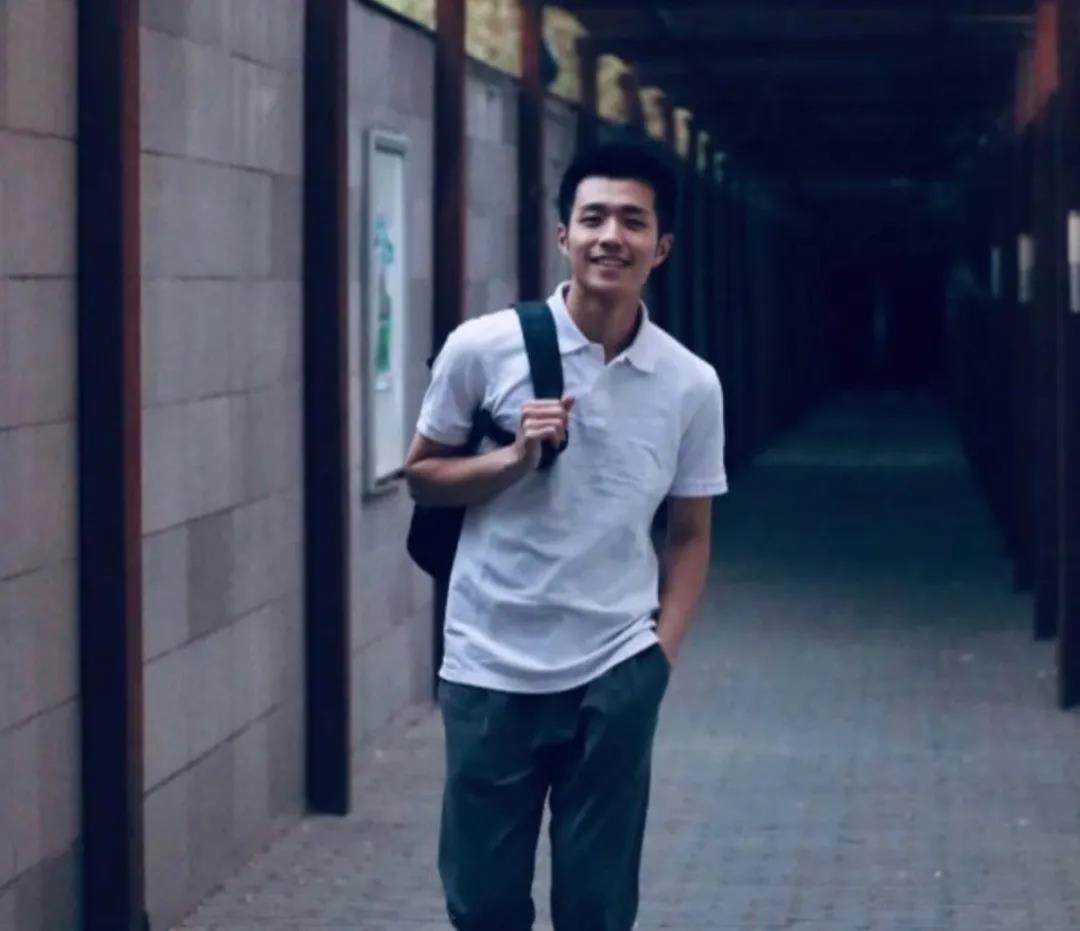 2021已经过去了7天，今天带大家回顾一下2021这些捅了鸡窝的男人们。你对谁的印象最为深刻？主角：林泽森他在小蓝鸟上的“顺丰小哥”视频