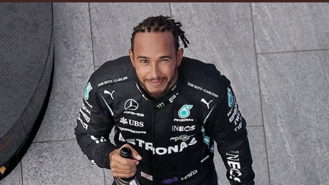 peco_train's tweet photo. Start of a new week, seems like a perfect time to remind the @fia that still #WeStandWithLewisHamilton This is not going away regardless of how hard you try to ignore it or sweep it away 😉 #F1xed #MasiOUT #AbuDhabiGP #Robbed #TeamLH https://t.co/Enh51PNH3s