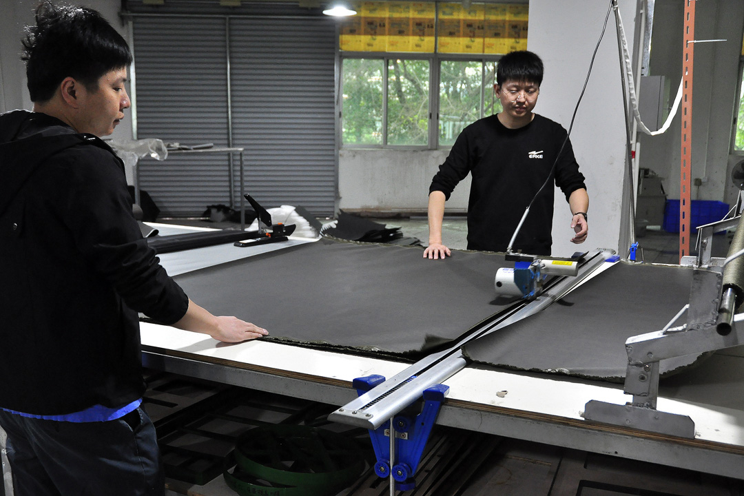 PodragonPack's tweet image. On the site of the waterproof bag production factory, the technical workers are working hard.. #Podragon  #Waterproofbagfactory #Waterproofbag podragon.cn/en/NewsDetail/…