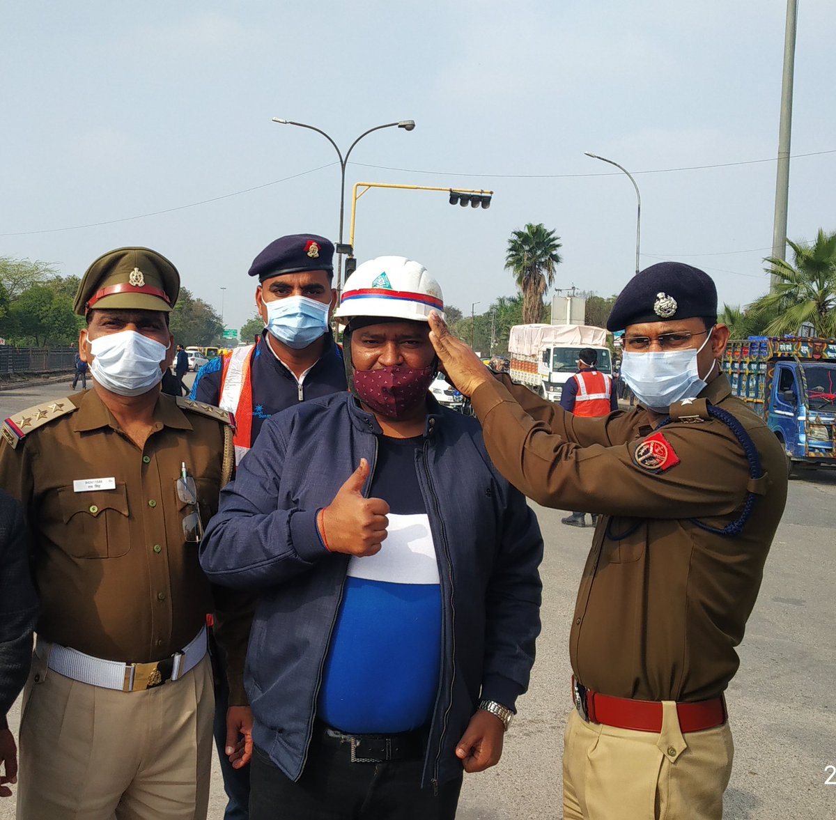 helmet_man_'s tweet photo. आज ट्रैफिक वालंटियर ब्रांड एंबेसडर का खिताब मिला नोएडा डीसीपी गणेश प्रसाद साहा सर के द्वारा.
8 साल से भारत की सड़कों पर दूसरों की जान बचाने के लिए कार्य कर रहा हूं.दुनिया मुझे हेलमेट मैन के नाम से जानती है. @MORTHIndia @noidatraffic @nitin_gadkari @noidapolice @MORTHRoadSafety https://t.co/SqnTcGZGiJ