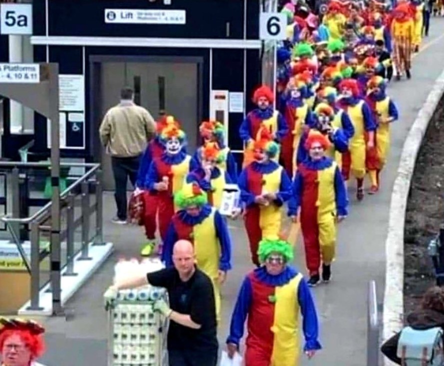 Hele nieuwe kabinet op weg naar het paleis voor de #bordesfoto 🤡