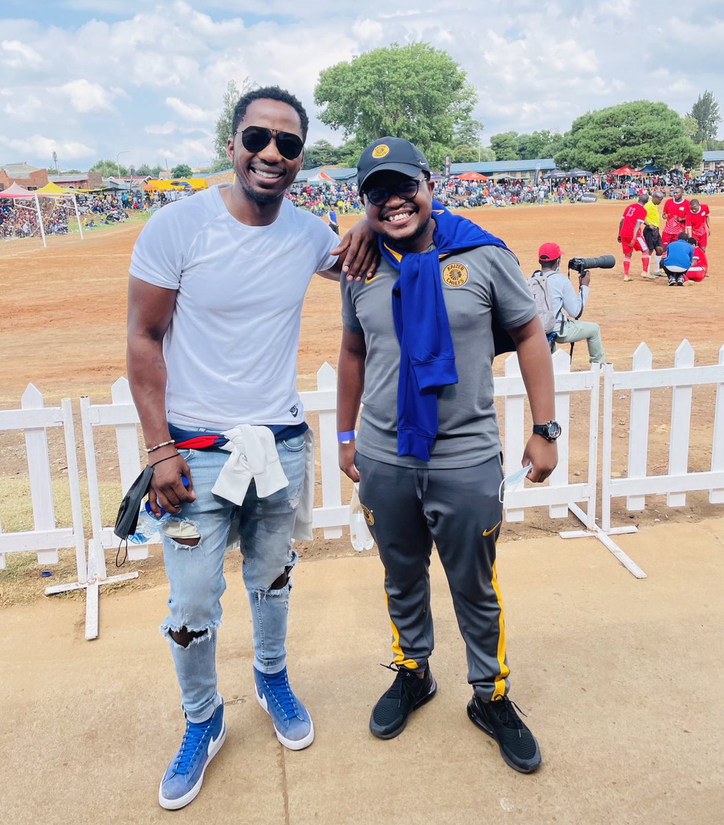 SinesiphoMali's tweet image. Before we are professionals, we are human beings, human qualities are much valuable than anything and you are a true example of that my brother @AndileNcube 

Great to see you support football at this level 👊🏾❤️

#TechnicalScouting #TalentDiscovery 
#MahloboGames #Soweto #Kasi