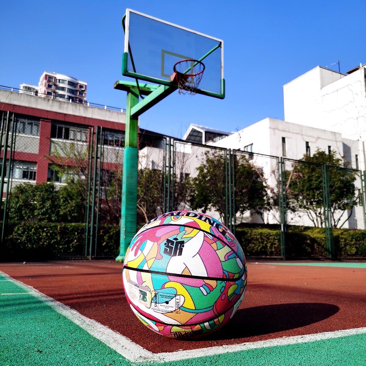 FomoMofoNFT's tweet photo. It's the birthday of @mrjasperwong today, but he prefers to give gifts rather than receive them. He is going to give away two of his official sold out @Spalding basketballs. One on Discord here on Twitter. Follow Jasper, retweet, and tag 3 frens. A winner will be chosen randomly. https://t.co/9kwHKby10y