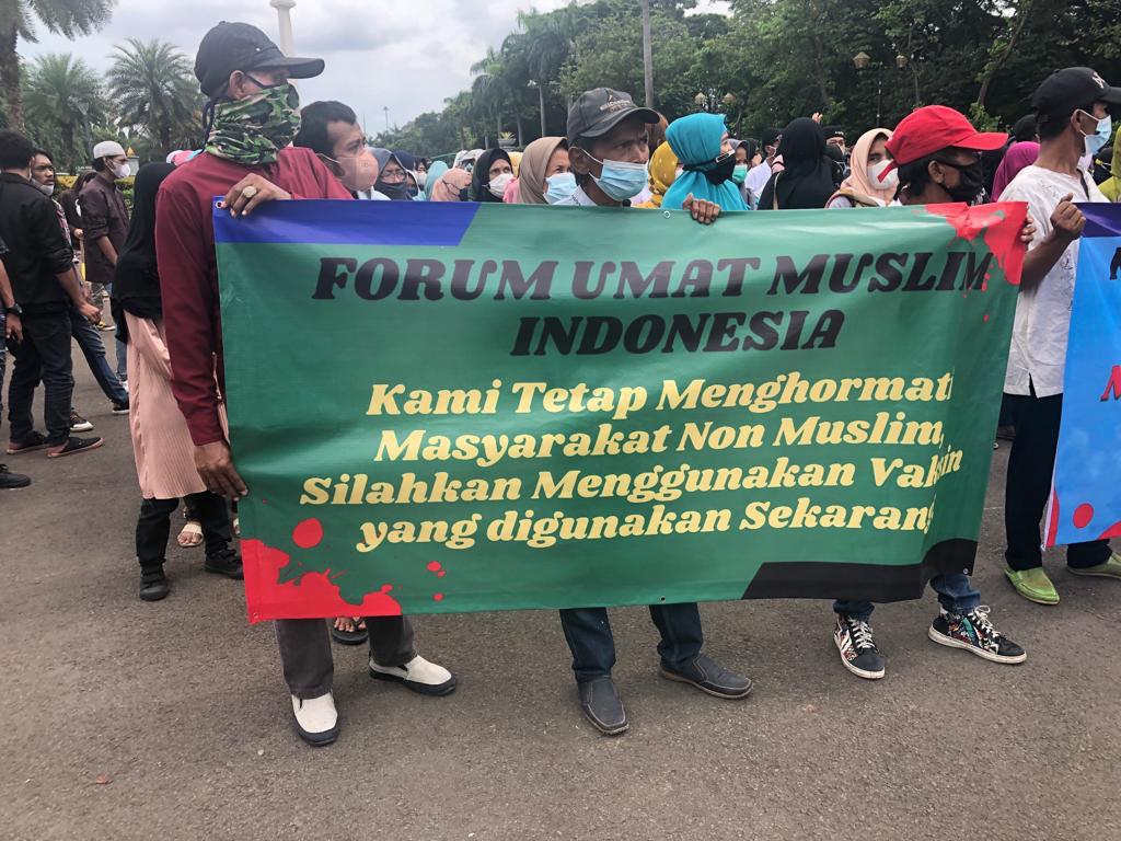 aktualofficial's tweet photo. Suasana Demo Tuntut Pengunaan Vaksin Halal untuk Umat Muslim #VaksinHalal #TolakVaksinHaram https://t.co/vhzfWkVqCm