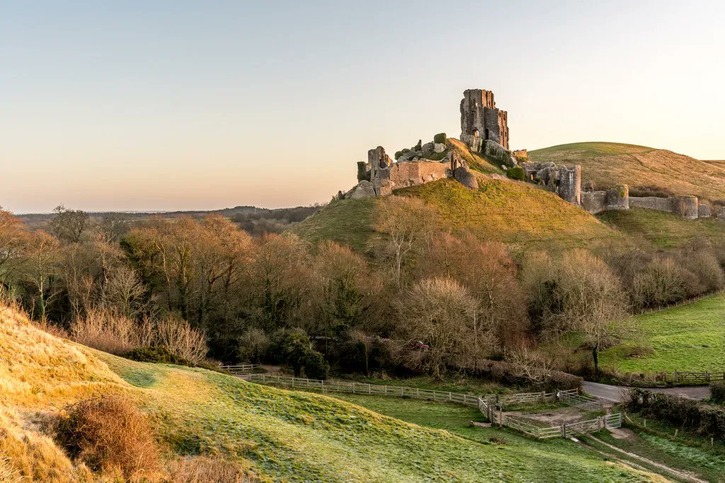 Something different this week - all photos from a single photo shoot! My first day taking photos for the fabulous <a href="/SouthWest660/">SouthWest660</a> - and we're starting off where I started my #roadtrip - golden hour at Corfe Castle, Dorset... 

#sw660 #southwestengland #southwest660 #holidays