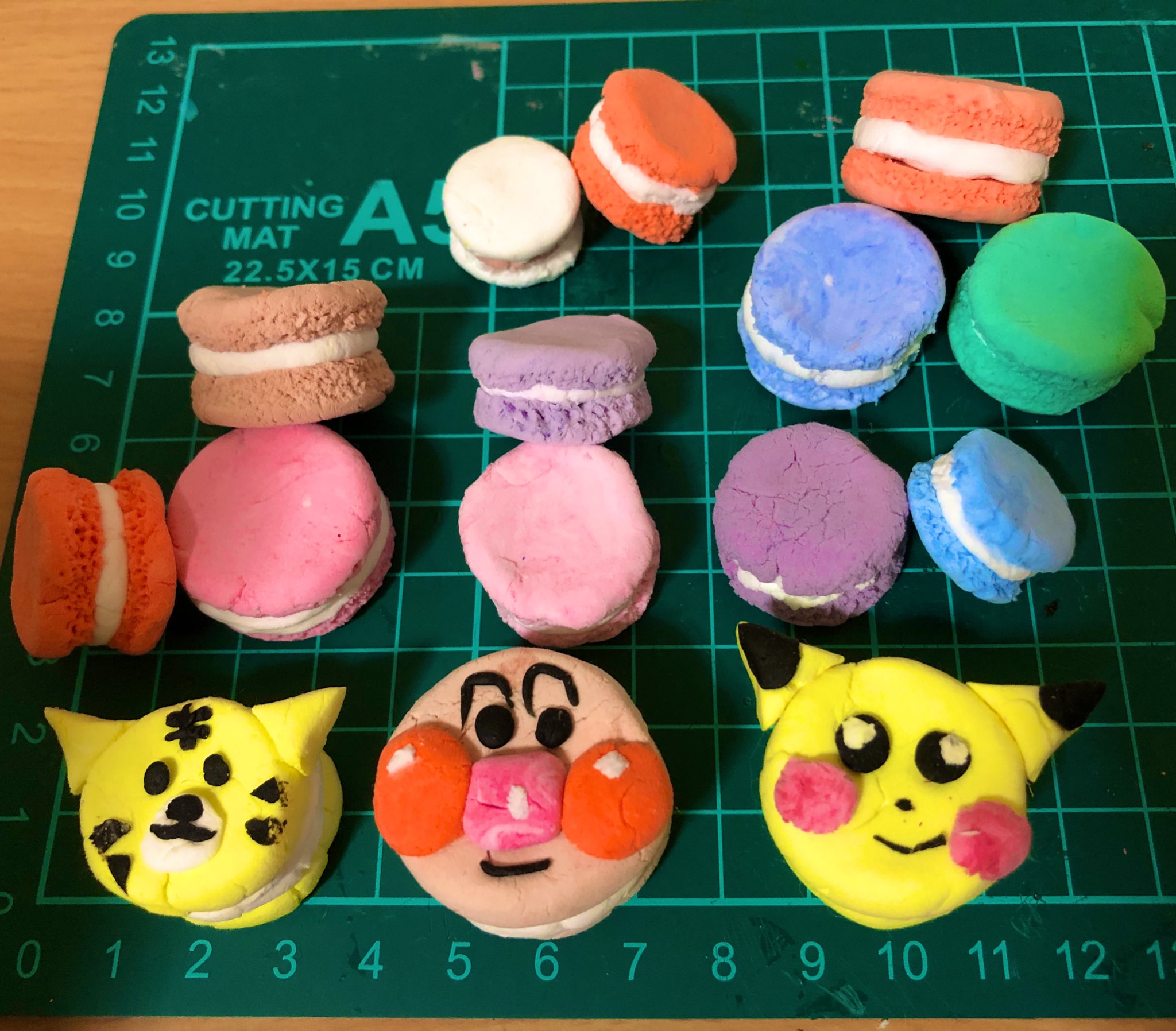 せい 乾燥してしまって切れ目入ってるけど 暖かい目で見てね マカロン粘土 マカロン粘土 手作り ハンドメイド キャラクターマカロン ピカチュウと干支 虎 とアンパンマン に見えるといいな T Co Swahb1eoww