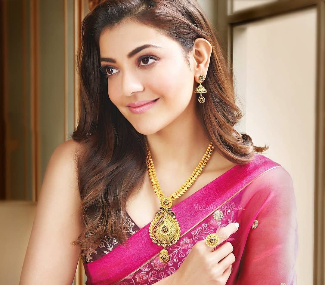 ' #Khazana vallu Ambassador ga Kaju ni pettukunte... Andaru jewelry ni chudakunda kajune chusthu vundipothunnaru ani... 
Ambassador ni marchesaaru 😄
#UnknownFact @MsKajalAggarwal