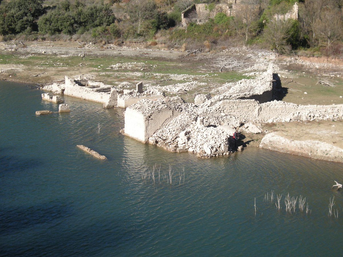 El TFG d'arquitectura de l'Aina Porqueres és molt més que un projecte de recuperació dels molins del Siurana. 
És una proposta de creació d'activitat econòmica a partir del patrimoni i del seu entorn. Recuperació dels horts, paisatge, formació, turisme...

youtube.com/watch?v=u4dE8_…