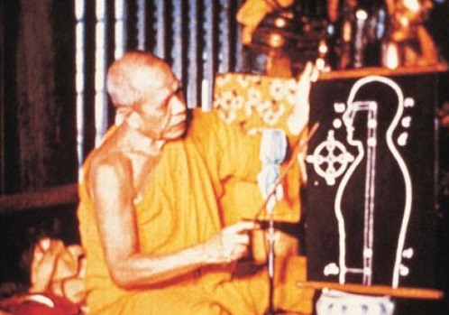 Siriice's tweet image. เกือบ63ปีที่หลวงปู่มรณภาพไป แต่บารมีของท่านยังโชติช่วง ท่านพูดจริงทำจริงมีเมตตา ลูกศิษย์สานต่อเผยแผ่พระพุทธศาสนาทั่วโลก สร้างความสว่างในใจผู้คนสำเร็จ ต่างประเทศมีฝรั่งบวช+ปฏิบัติธรรมเห็นผล ยืนยัน"เราไม่เคยพบสิ่งดีงาม ความสะอาดบริสุทธิ์เหล่านี้บนโลกที่เราดำเนินชีวิตอยู่ในปัจจุบัน"