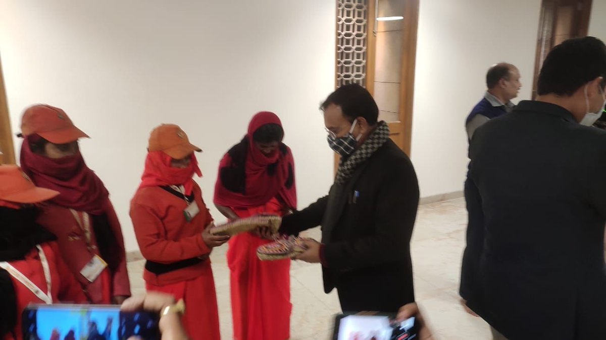 DDNewslive's tweet photo. @narendramodi PM @narendramodi sends 100 pair of jute footwear for priests, people performing seva, security guards, sanitation workers and others working at #KashiVishwanathDham https://t.co/unGv9hmCSE