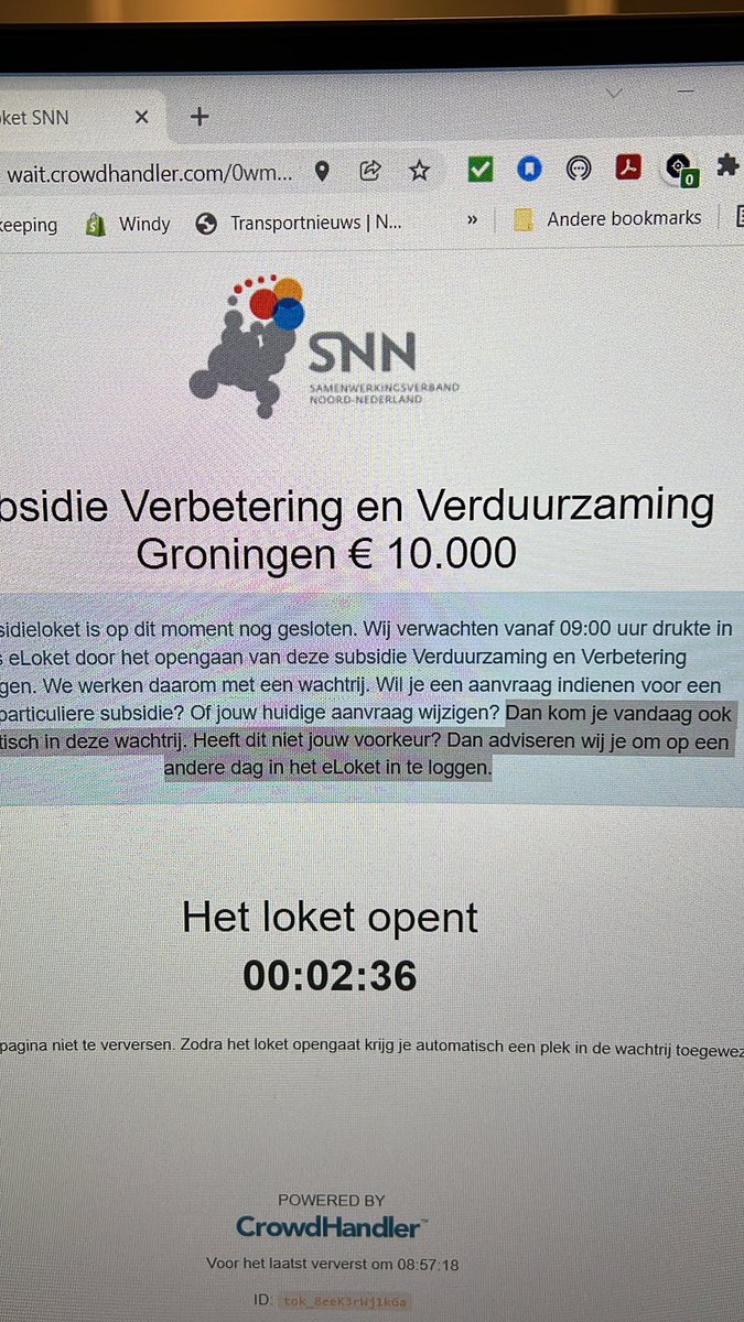 Bizar, in de rij voor subsidie voor mijn moeder. Stormloop verwacht. Nu hopen dat ik er snel doorkom. Kan een lange dag wachten worden….