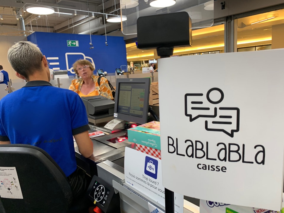 Carrefour teste les blablabla caisses, autrement dit des "caisses lentes" pour permettent aux clients de prendre le temps de papoter avec l'hôtesse ou l'hôte de caisse.

Après un 1er déploiement aux Pays-Bas sous l'enseigne Jumbo, l'initiative semble fait des émules en France