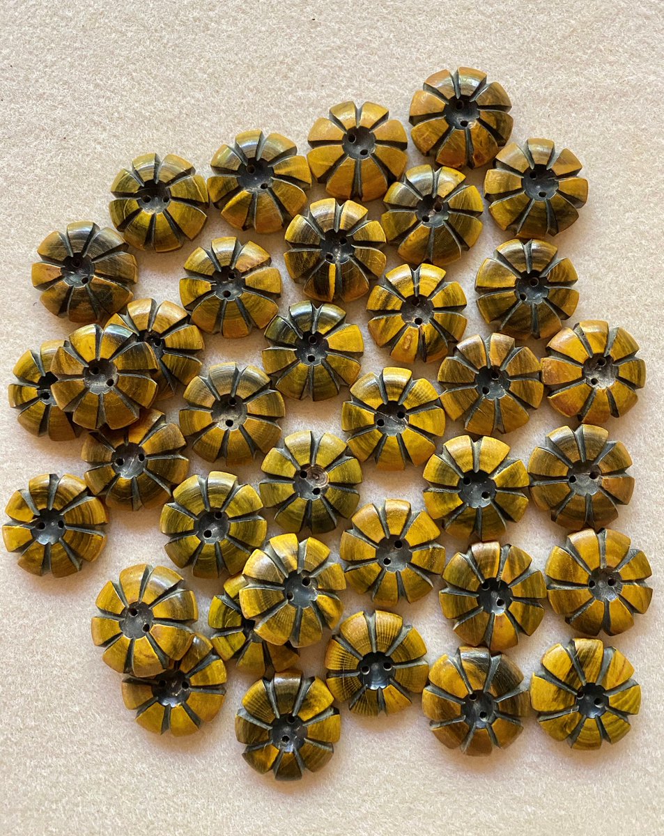 BySupply1's tweet photo. 68 Vintage 18mm small round 2 holes plastic flower design buttons lot of 68 by BySupply https://t.co/x5r27nDTPO #Etsy #bysupply #PlasticButton https://t.co/IWmPzhZ8pk