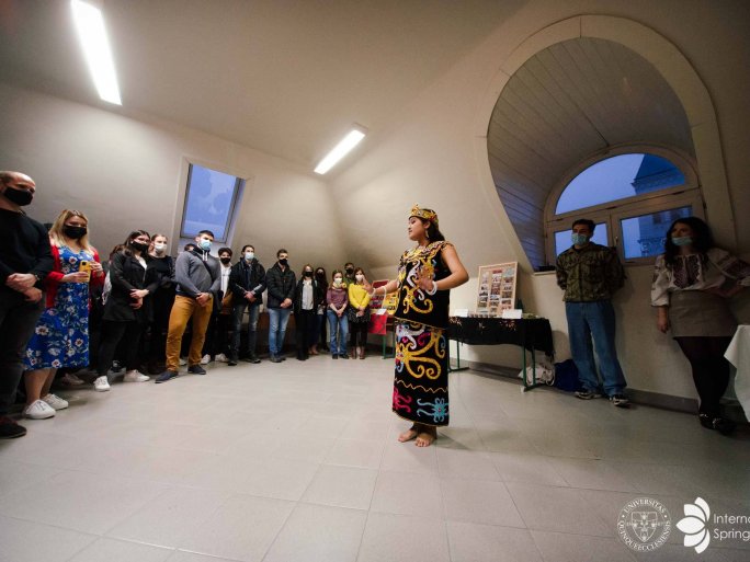 An #interactive #exhibiton with the Title 'Intercultural Encounters' provided a wonderful #opportunity to learn about each others' cultures at the Faculty of Humanities and Social Sciences, UP. 👉
international.pte.hu/news/intercult…