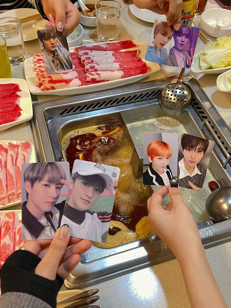 january_0205's tweet photo. 행복한 생일파티🎂
할딜에서 생일축하 노래도 듣고 선물도 받고•••
이제 다 먹고 비트로드 가야지 https://t.co/X1DwSTX7PQ