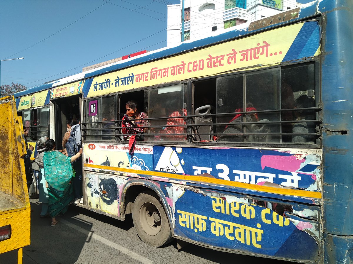 Amit4196's tweet photo. @drnarottammisra @comindore @OfficeofSSC @IndoreCollector @jdjsindore 
M6 बस गाड़ी संख्या MP09  6065 टावर स्क्वायर से राजवाड़ा की तरफ जा रही । समय 1:40 के समय। संख्या से अधिक सवारी बैठाए हुए। सवारी बाहर गेट तक है। इन पर कोई चलानी कारवाई नही जाती। https://t.co/LDo7QQErD7