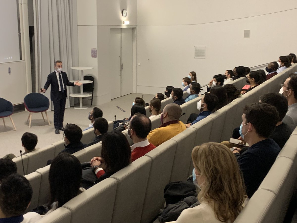 HECParisMBA's tweet photo. Core values at @HECParis:
📍Excellence
📍Curiosity
📍Responsibility
📍Diversity
📍Entrepreneurial Spirit
—Andrea Masini, Associate Dean, MBA Programs, at our first day for our J22 intake
#HECMBAWelcome https://t.co/xEdRz405wK