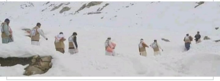 ویسے کتنی شرم کی بات ہے وہی تنظیم جس پر موجودہ حکومت  لاٹھی برادر اور دھشت گرد کا لیبل لگا کر پابندیاں لگا  رہا تھا اج وہی جوان اپنے قاید مولانا فضل رحمن کی حکم پر امدادی سرگرمیوں میں مصروف ہے
#ویلڈن_انصار_الاسلام