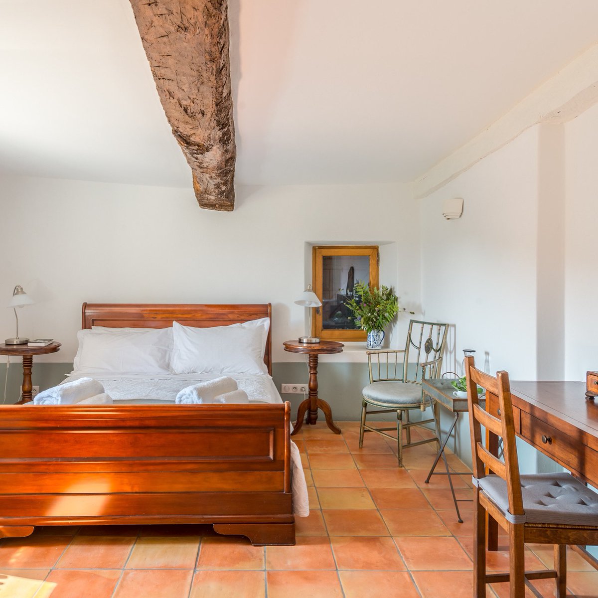 Ellie15907819's tweet photo. Wish you were waking up here this morning? You can be! 

Sleeping 13 people, La Bastide has five bedrooms in the main house and a separate studio that works perfectly for teenagers or couples. 

Get in touch to know more about long weekends in the Luberon.

#provence #luberon https://t.co/hdwVGvh9Rb
