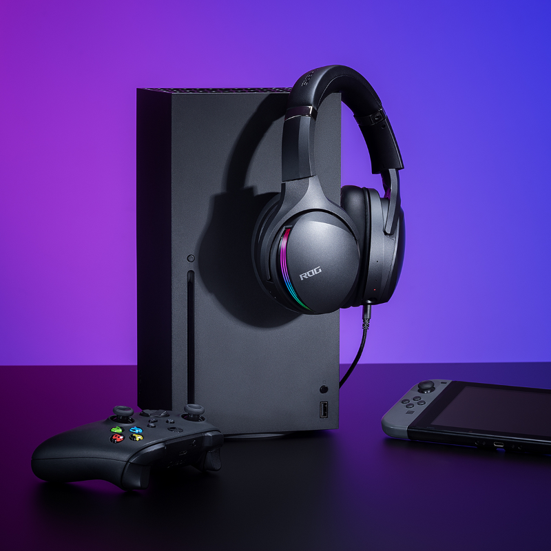 ASUS_ROG's tweet photo. Next-gen has arrived and it gets along with everyone on the block. [🎧💖🎮📱💻🖥️]

#ROGFusionII500 with a 3.5 mm jack, USB-C® &amp; USB-A connectivity. 
#ROGHeadset #ROGPeripherals #CES2022 #TheRiseOfGamers

Check it out. 👉 https://t.co/oCihy7VBsJ