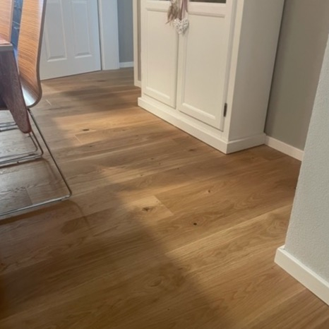 Wir machen natürlich auch im neuen Jahr weiter mit unserem Gewinnspiel. Heute starten wir direkt mit dem ersten Bild: unsere Landhausdielen Eiche country markant gebürstet wohnfertig geölt (Artnr: 130401) sorgen für eine wirklich gemütliche Atmosphäre. 

Wir drücken die Da