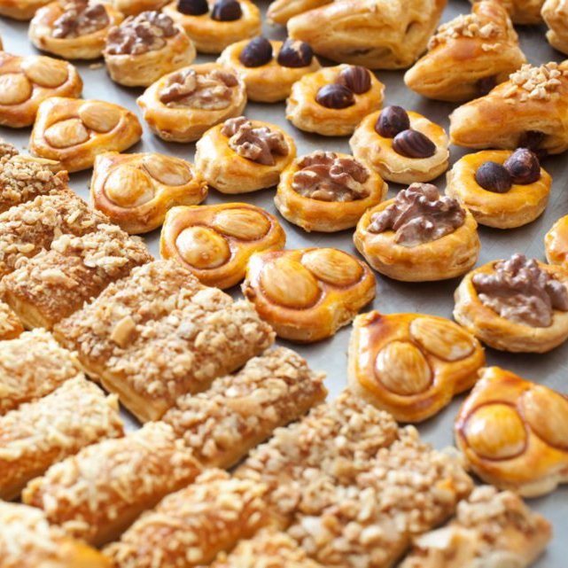 Apropa’t a #PastisseriaNatcha a buscar les teves pastes artesanes salades per agafar forces per a la setmana. 💪🏻