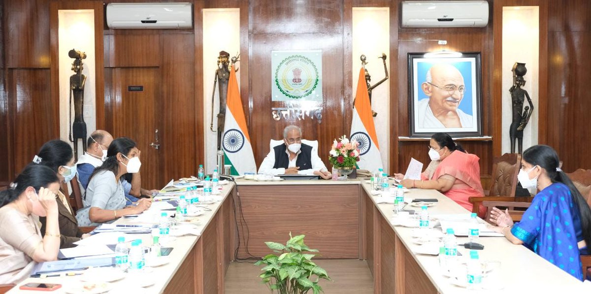 bhupeshbaghel's tweet photo. आज यहां अपने निवास कार्यालय में आयोजित बैठक में मंत्री श्रीमती अनिला भेंडिया के विभागों महिला एवं बाल विकास और समाज कल्याण विभाग की बजट तैयारियों की समीक्षा की। https://t.co/q2LEnc3rD2