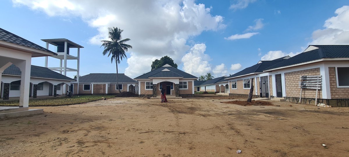 alwalidayncntr's tweet photo. By the Grace of The Almighty, we are finally on the last stretch of Alwalidayn Boys Rescue Centre/Orphanage (by @HelpYateem). A boys ONLY home centre  for the vulnerable boy child; orphaned, needy, abused &amp; is in need of a home, care &amp; love.

Tentative opening: February 2022 https://t.co/K7fUP7f3Ua