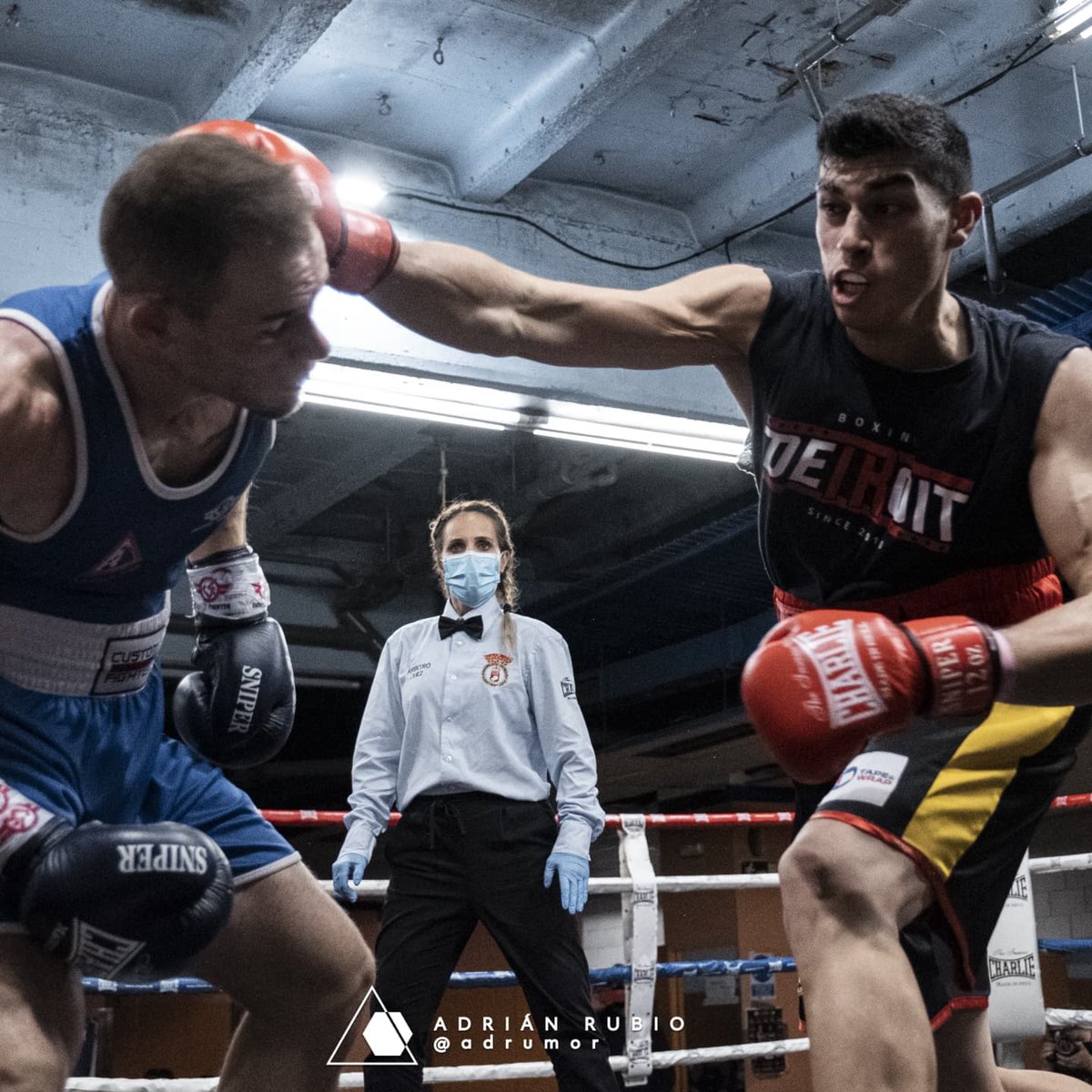 BravidoLera's tweet photo. Algunas fotos de mi combate número 10. Un pleito complicado contra un buen rival, con la dificultad añadida de haber boxeado también el día anterior. Una gran experiencia
.
.
. #DetroitBoxingAcademy #TeamDetroit #boxing #AmateurBoxing #TapeAndWrap #Punch #Power #Fight #Motivation https://t.co/takWy68UQ5