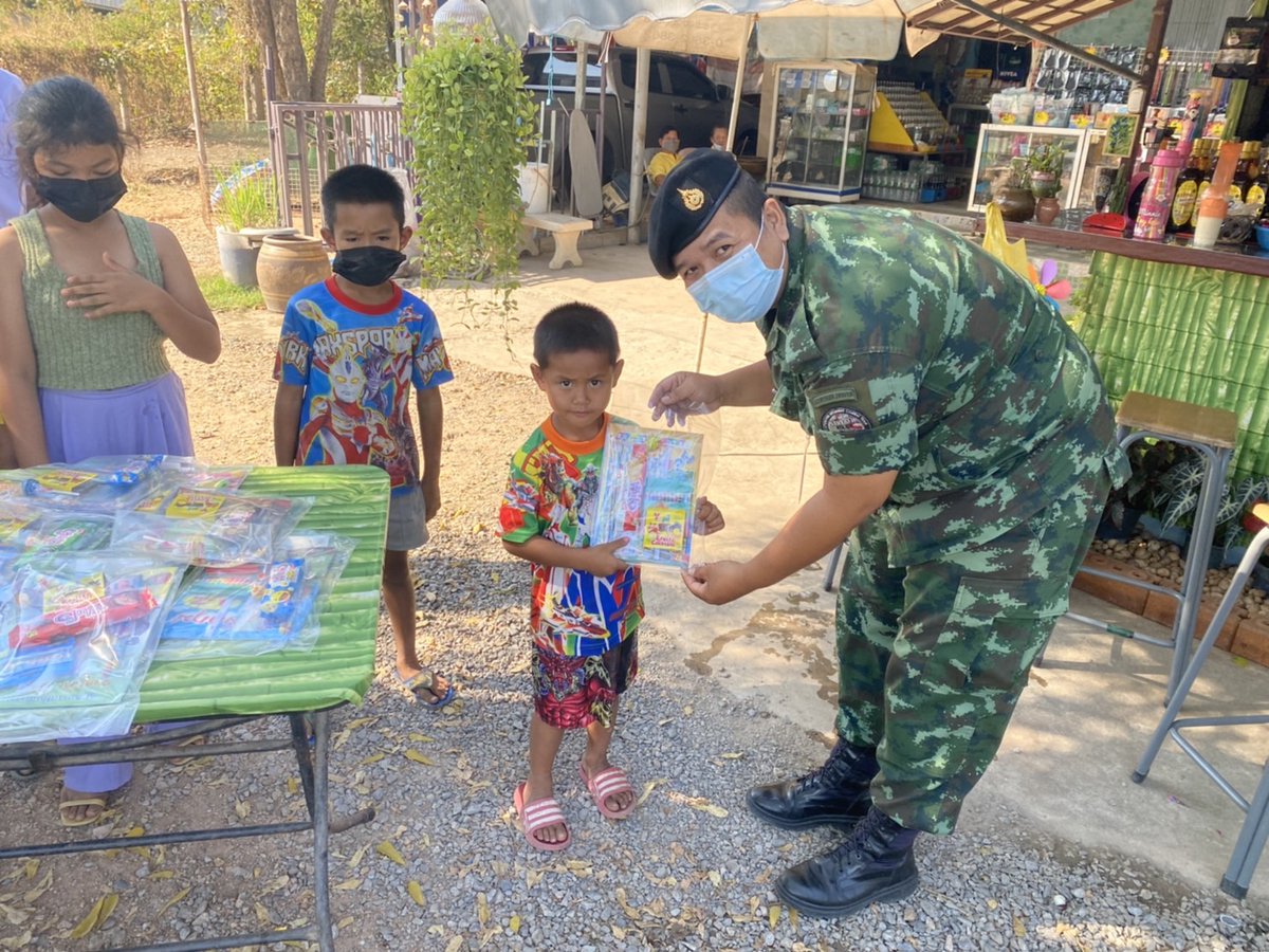 Kitsanahongsuwa's tweet image. #รู้คิดรอบคอบรับผิดชอบต่อสังคม#
      เมื่อวันที่ 10 ม.ค.64 ชุดชป.กร.ร.112 พัน.3 ลงพื้นที่หมู่ 13 ต.เกาะขนุน อ.พนมสารคาม จว.ฉช.เพื่อมอบของขวัญวันเด็กให้เด็กๆ น้องนักเรียน นักศึกษาในพื้นที่