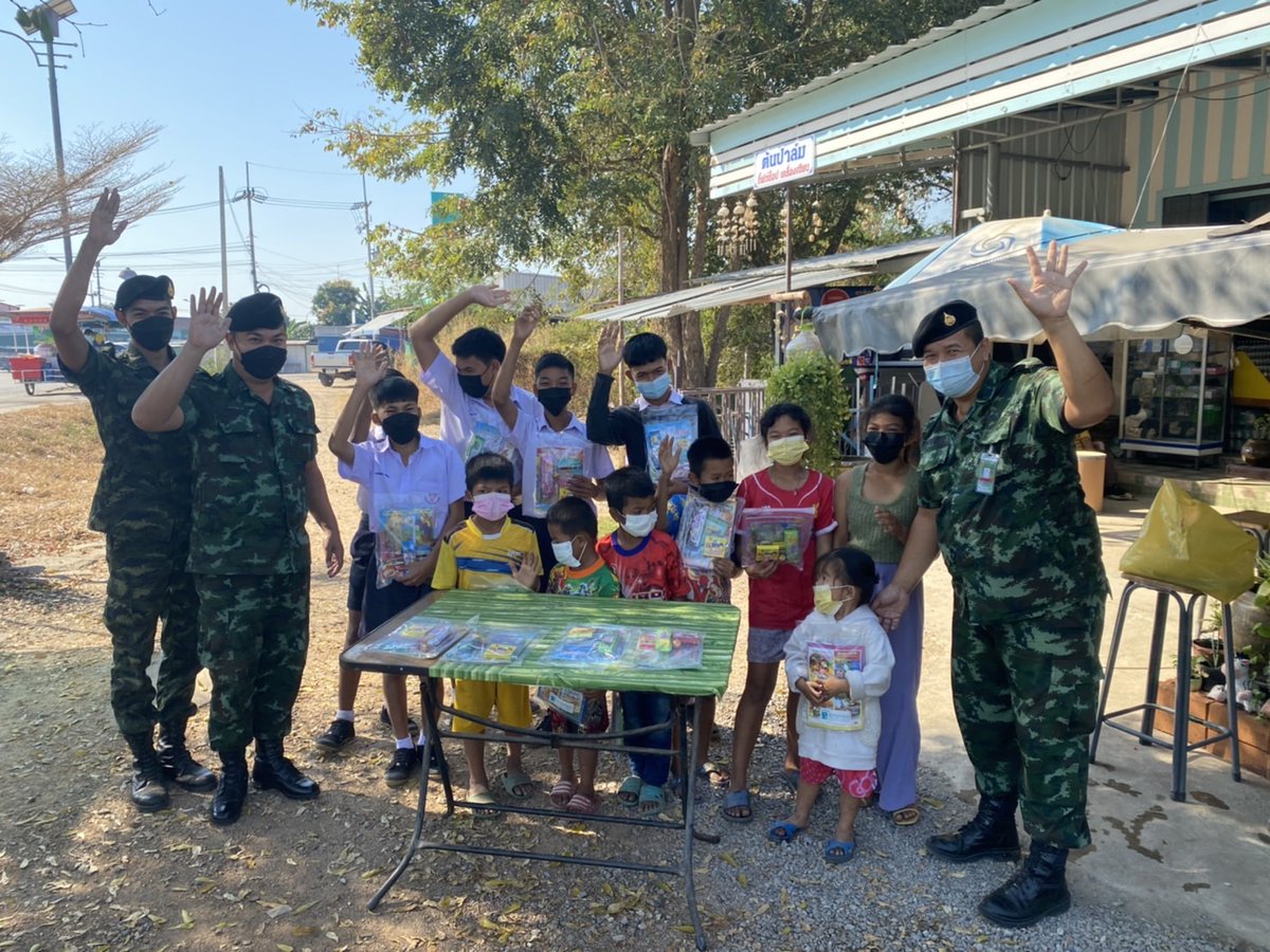 Kitsanahongsuwa's tweet image. #รู้คิดรอบคอบรับผิดชอบต่อสังคม#
      เมื่อวันที่ 10 ม.ค.64 ชุดชป.กร.ร.112 พัน.3 ลงพื้นที่หมู่ 13 ต.เกาะขนุน อ.พนมสารคาม จว.ฉช.เพื่อมอบของขวัญวันเด็กให้เด็กๆ น้องนักเรียน นักศึกษาในพื้นที่