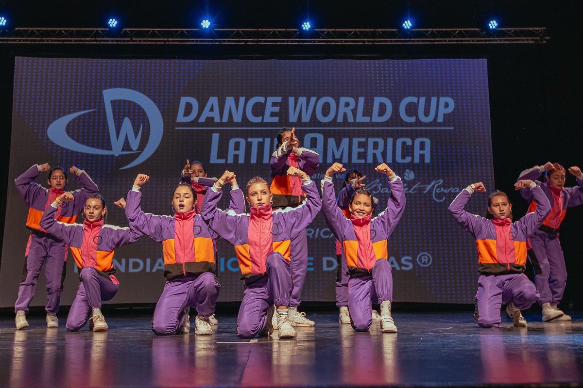 crewescuela's tweet photo. 𝙁𝙄𝙉𝘼𝙇 Dance World Cup Latin America 2021 ❤️‍🔥

Hoy les dejamos algunas fotos de lo que vivimos en las finales del #danceworldcup 😱🤩😍

¡ᴀᴍᴀᴍᴏs ᴍᴜᴄʜᴏ ʟᴏ ǫᴜᴇ ʜᴀᴄᴇᴍᴏs!

¡𝓕𝓮𝓵𝓲𝓬𝓲𝓽𝓪𝓬𝓲𝓸𝓷𝓮𝓼 a todos los grupos por sus excelentes puntuaciones! 🏆🏅 https://t.co/p4kRpoO2jG