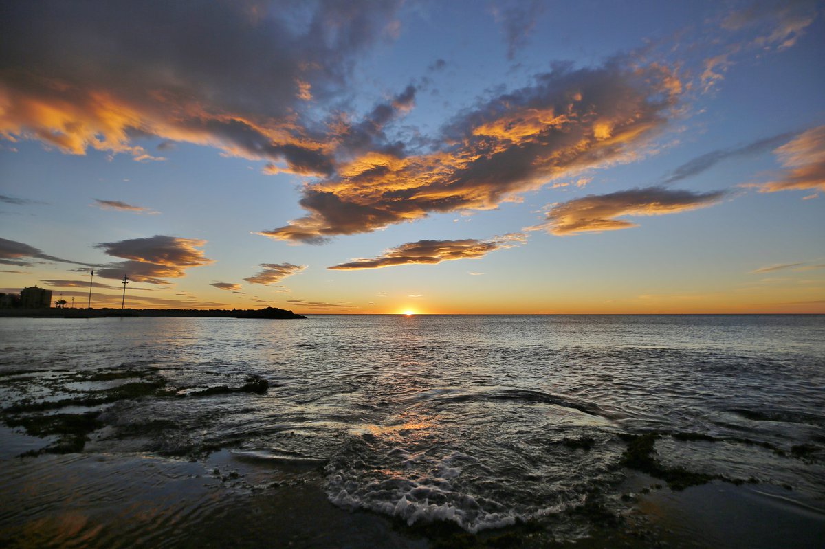 ¡Muy buenos días! Hoy hemos amanecido en #Torrevieja con algunas nubes y con menos frío que en días anteriores. La mínima ha sido de 15°C y la máxima volverá a superar los 20°C. El viento es molesto a esta hora, pero irá perdiendo fuerza al final del día. Fotos: Joaquín Carrión.