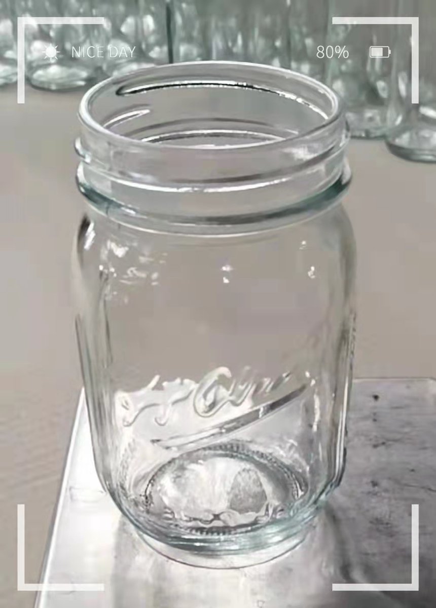 Glass mason jars that are perfect to drink and are ideal for fresh preserving recipes such as sliced fruits, vegetables, pickles, tomato-based juices, and sauces.