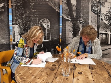 DeKunstbeweging's tweet image. Sinds 6 januari zijn de krachten van Bibliotheek Emmen en De Kunstbeweging gebundeld in één organisatie.  
Samen zullen we nog beter in staat zijn in te spelen op de lokale vragen en behoeftes van de inwoners van de gemeente Emmen👉bit.ly/Samenverder