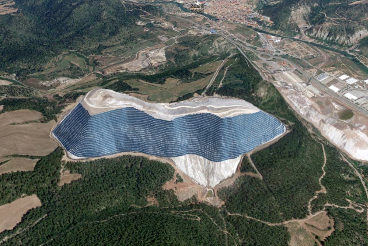 La_Directa's tweet photo. #ENERGIA | Avança la tramitació d'una planta fotovoltaica sobre el runam salí de Sallent tot i l'ordre judicial de retirar-lo https://t.co/g02XglOZTj La modificació del Pla director urbanístic de l’activitat minera al Bages permetria desenvolupar el projecte. Per @gemma_g_fabrega https://t.co/aEZwUt7J21