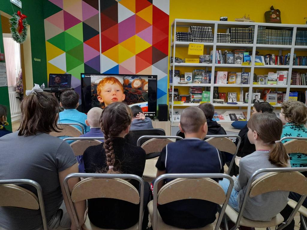 Учащиеся 2 и 4 классов 10 января были приглашены в сельскую библиотеку. Ребята узнали историю детского кино и посмотрели Ералаш.