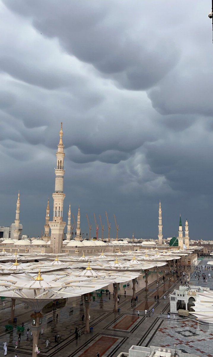 ScreenMix's tweet photo. شكل بديع وجمال إلهي للسحب فوق المسجد النبوي اليوم 🤍🕌 https://t.co/tSg134ON7G