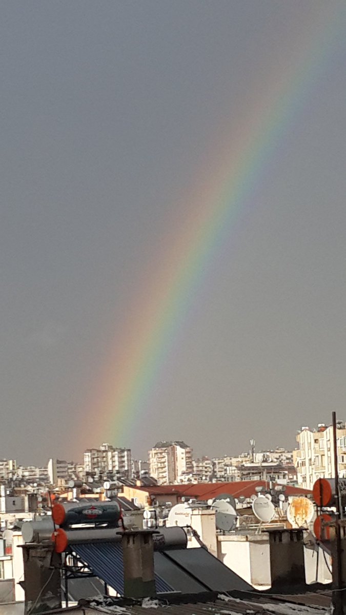 Herşeye rağmen güzel tarafı var yaşamın.