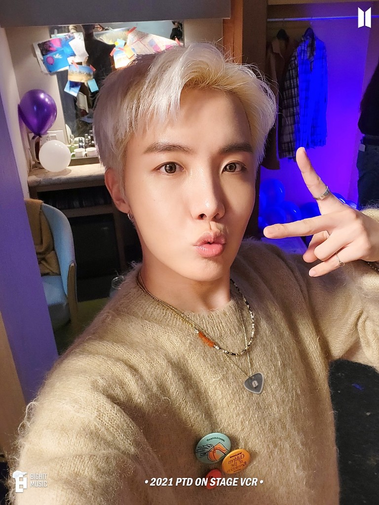 rhsope's tweet photo. OMG HOBI WAS WEARING YOONGI'S NECKLACE.. HOW DID WE MISS THIS? /+//+/ https://t.co/nesHQtrgEa