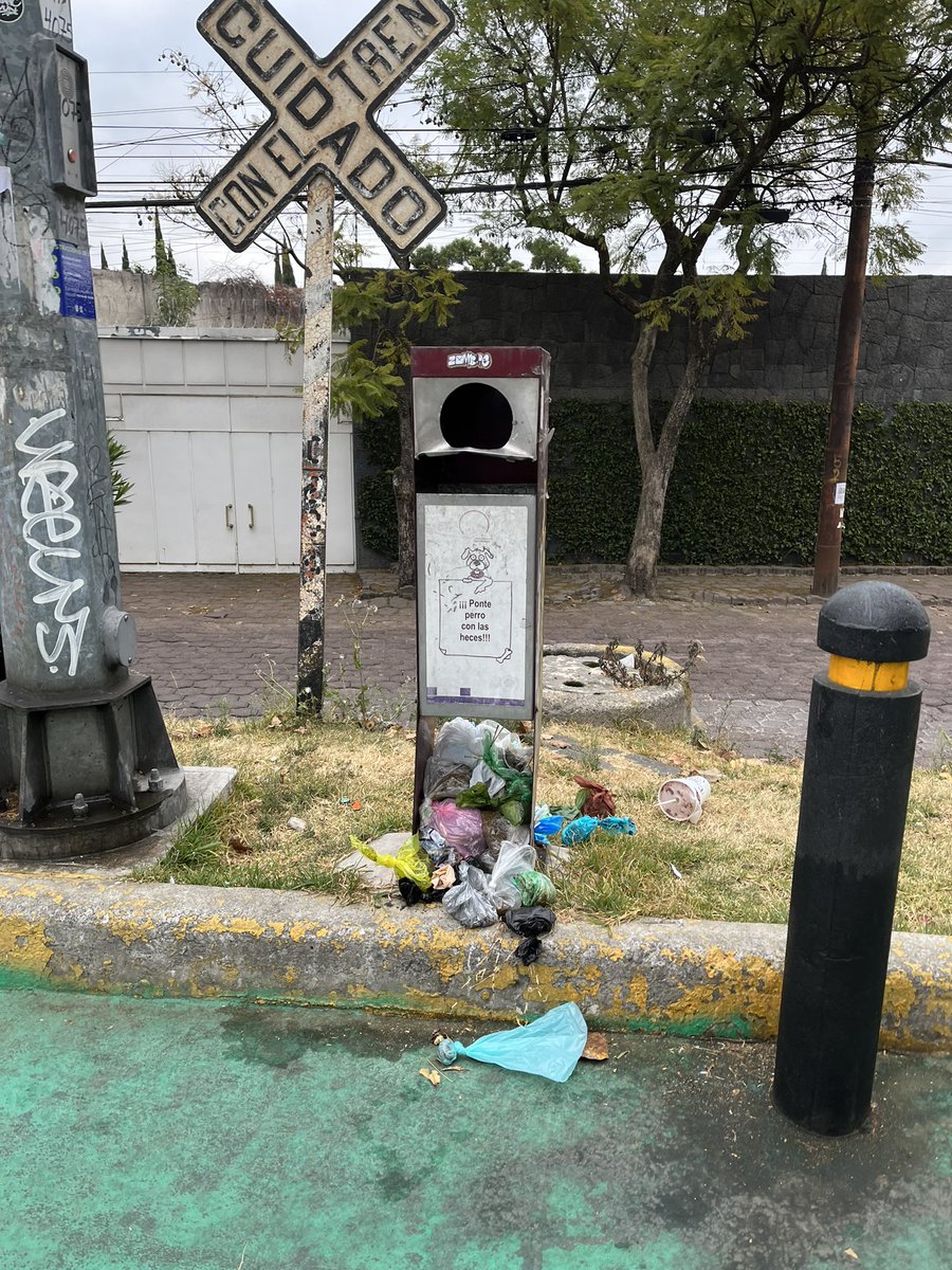 Desagradable salir a caminar a la ciclopista y que estén así los botes para heces de perros. <a href="/ALaMagdalenaC/">Alcaldía La Magdalena Contreras</a> <a href="/Luis_GQM/">Luis Gerardo Quijano</a>