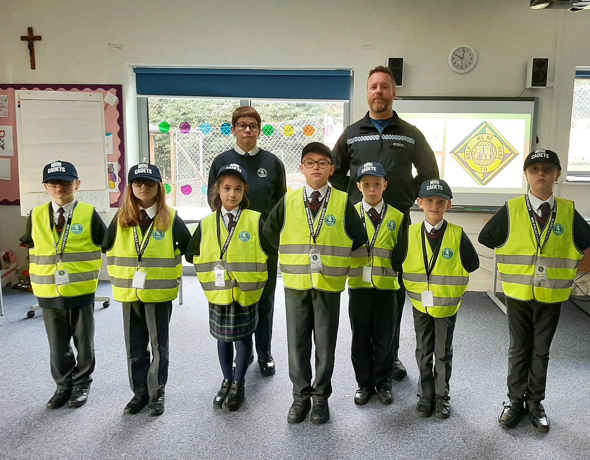 KentPoliceDover's tweet photo. #youthengagementofficer Mark Ball and Staff Karen Wallis commencing Week 1 of the #Minipolicecadet programme with pupils from #Strichardscatholicprimaryschool #Dover #Policecadets https://t.co/Sgt3k6oN4j