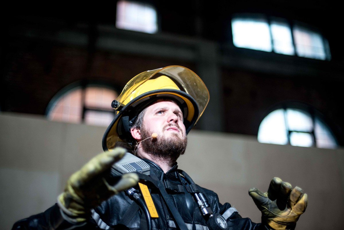 De straffe theatermaker Christophe Aussems maakt na 'Vuur' en 'Hybris' opnieuw een theatervoorstelling gebaseerd op interviews. Zelf zoon van zelfstandigen ging hij op zoek naar de mensen achter kleine en middelgrote bedrijven die overkop gingen. Man in de mist, vrij. 18/2