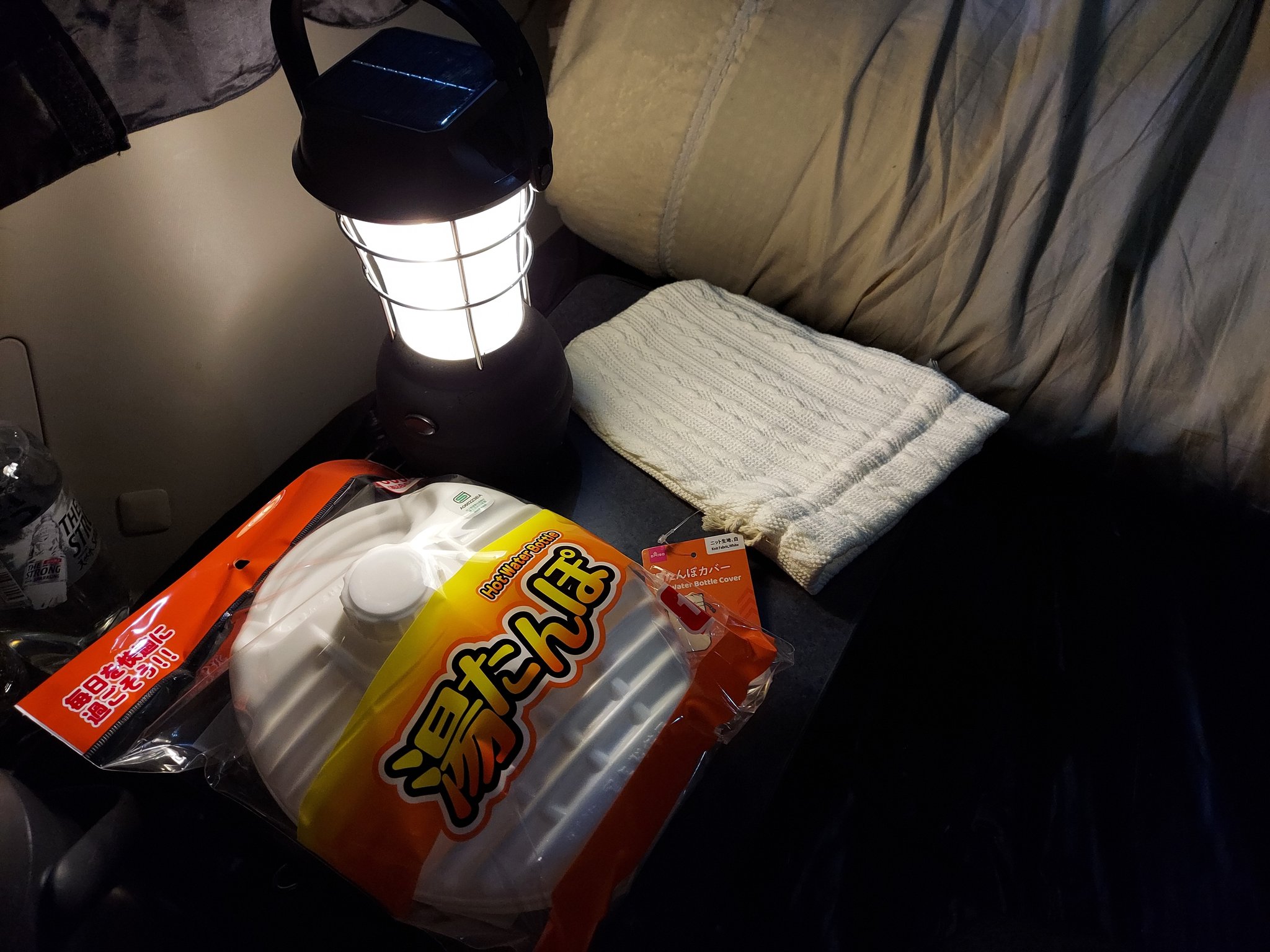 サナギーマン Camp Car Stay 先日の車中泊で湯たんぽ導入してみました 今の湯タンポは樹脂製が大半ですね 安くてありがたい 保温性はというと 朝になってもじんわりあったか すごいですねーー もっと早く買っとけばヨカッタ 僕は車中泊でも