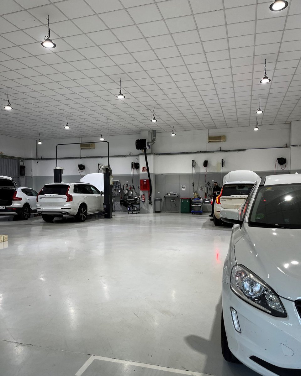 Varias generaciones de Volvo y todos del mismo color.

¡Así ha comenzado la jornada en nuestro taller en Rivas!