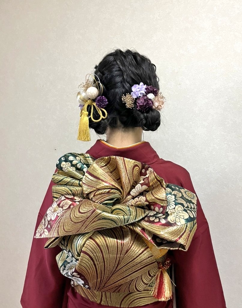 1010_nyan's tweet photo. 娘❤️成人式👘無事に終えました🙌💕
担当の美容師さんが今まで見た中で1番良い着物と帯です😮✨と言って写真たくさん撮ってもらったそうです😊
よい思い出になって本当に良かった🎵 https://t.co/6Xs59WLnNe