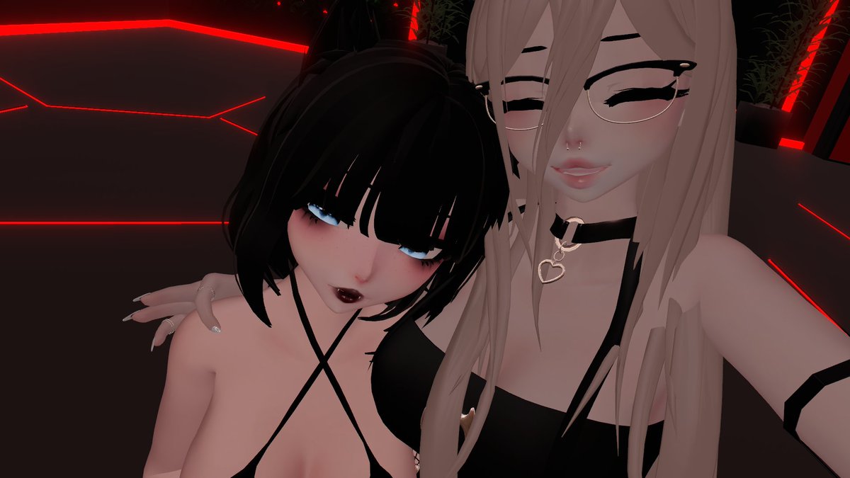 more VR Chat fun with my bb @MajorLosse tonight trying on lots of different...